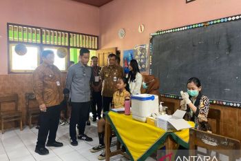 Tiba di Salatiga, Gibran tinjau CKG-imunisasi untuk siswa SD