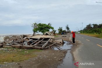 Gelombang pasang rusak tiga bangunan di Mukomuko