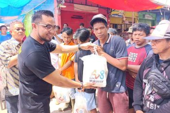 Perumda Pasar Makassar salurkan bantuan ke ratusan petugas kebersihan pasar
