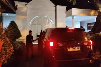 Dua mobil diduga Tim KPK masuk rumah dinas Bupati Ponorogo