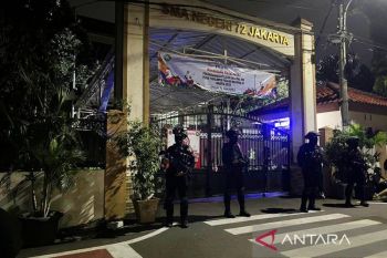 Petugas gabungan masih berjaga di SMAN 72 pada Jumat malam