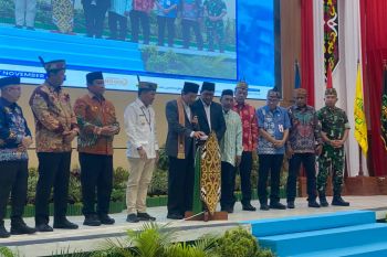 Gubernur Kalteng dampingi Menag resmikan alih status UIN Palangka Raya