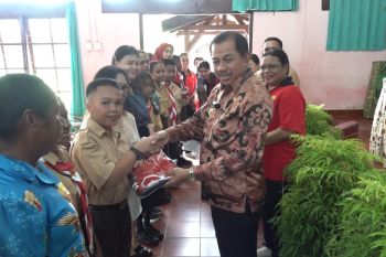 Pemkot Jayapura serahkan bantuan pakaian seragam sekolah 8.500 siswa