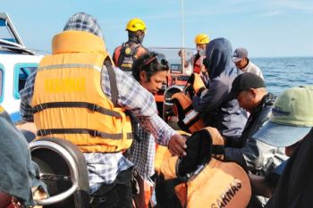 Tim SAR gabungan evakuasi 10 penumpang perahu motor mati mesin di Banggai Laut