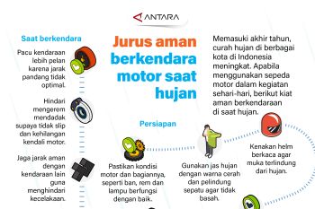 Jurus aman berkendara motor saat hujan