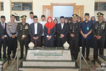 Pemkab Bekasi tabur bunga makam Noer Ali sambut Hari Pahlawan