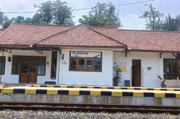 Stasiun Plabuan: Eksotisme Rel Kereta di Tepi Laut Jawa