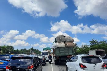 Polresta Barelang amankan lima truk diduga membawa barang impor ilegal