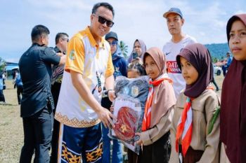 Bupati Morut bagi 20.648 paket seragam sekolah kepada siswa