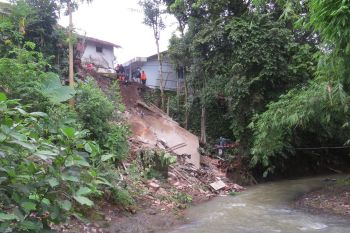 Satu rumah ambruk dan sembilan terisolasi akibat longsor Jember