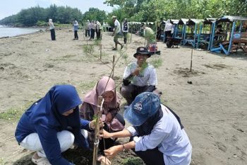 Gentara ajak mahasiswa bersih pantai dan tanam pohon