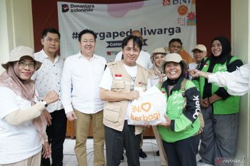 Komunitas WPW bagikan paket kepada warga Surabaya