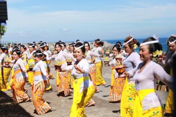 Tari Puluhan Pendet Pasepan meriahkan pembukaan Nusa Penida Festival 2025