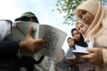 Santri KHAS Kempek amati satwa liar untuk ekopesantren