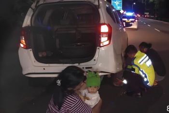 Personel Polres Bandara Soetta bantu pengendara mobil pecah ban