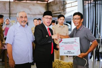 Pemkab Banyumas salurkan bantuan hibah bidang perikanan dan peternakan bagi nelayan