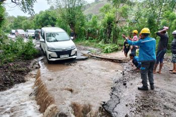 Banjir di Dompu rendam dua desa, akses jalan terputus