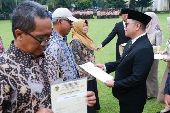 Wali kota serahkan 13 sertifikat tanah warga terdampak jalan layang