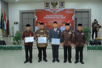 Bupati dan dua tokoh Labura terima Piagam Penghargaan dari DHN 45