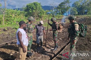 Satgas Yonif 521 buat lahan pertanian di Kobakma Mamteng