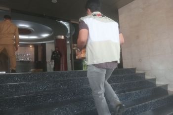 KPK geledah kantor Gubernur Riau terkait korupsi "jatah preman"