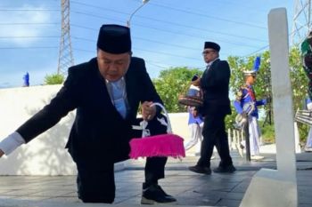 Wabup Karawang bersama pelajar dan Forkopimda tabur bunga peringati Hari Pahlawan