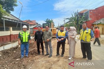 DPRD Batang sidak proyek proses pembangunan trotoar dan saluran air