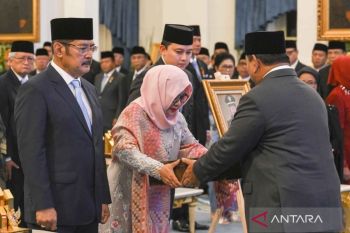 Prabowo confers National Hero titles on Soeharto, nine figures