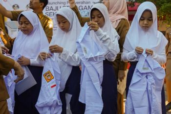Pemkab-Donggala bagikan 14 ribu paket bantuan seragam sekolah gratis