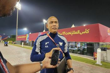 Pelatih Nova Arianto cukup puas dengan debut kiper Mike Rajasa