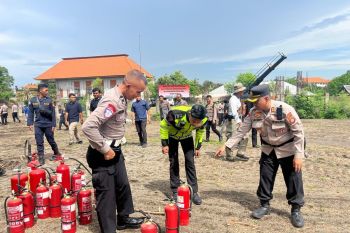 Polda Bali latih personel gunakan APAR dalam kebakaran