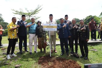 Ketua DPRD Sastra Winara menanam pohon durian di kompleks Istana Bogor