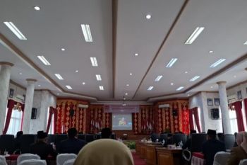 Wako Payakumbuh Zulmaeta dengarkan pidato Presiden