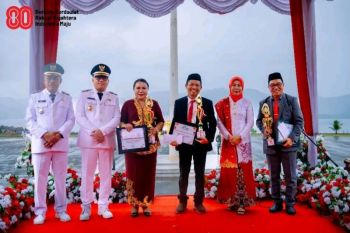 Bupati Morut serahkan penghargaan indeks inovasi daerah di momentum HUT ke-80 RI