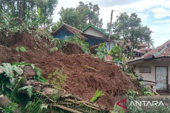 Satu rumah tertimbun longsor di Cianjur, 10 keluarga mengungsi selamatkan diri!