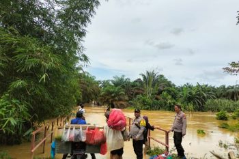 Tiga desa di Aceh Tamiang banjir, warga terpaksa naik rakit batang pisang