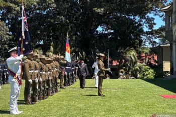 Presiden Prabowo beri hormat bendera tentara Australia saat Upacara Kenegaraan