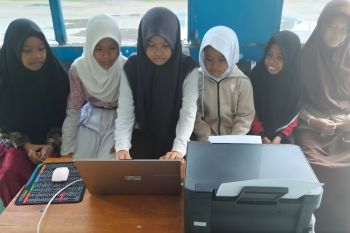 YBM PLN salurkan laptop-printer dukung digitalisasi pendidikan