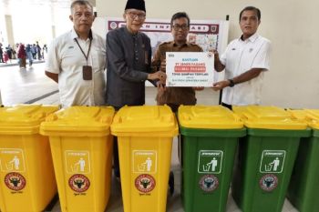 Tanamkan budaya peduli lingkungan, PT Semen Padang serahkan 16 tong sampah terpilah ke sekolah dan masjid Raya Sumbar