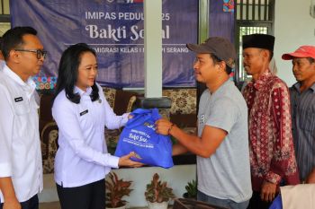 Imigrasi Serang isi HUT ke-1 Kemenimipas dengan salurkan sembako ke petani