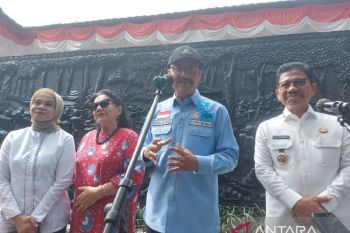 Indonesian govt distributes 16,000 laptops to students at free schools