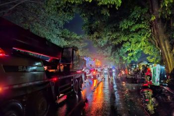 Perjalanan dua KA di Daop Jember terganggu akibat truk terguling