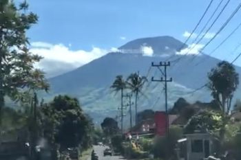 Gunung Dempo erupsi lontarkan abu setinggi 3,5 Km