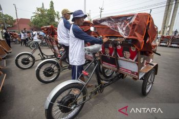 Presiden Prabowo beri bantuan 100 becak listrik di Indramayu