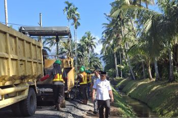 Bupati Pasaman Barat tinjau langsung pembangunan jalan di Kinali, Yulianto: Pastikan pengerjaan tepat waktu dan berkualitas