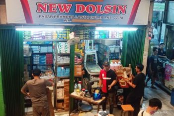 Pedagang Pasar Pramuka protes penutupan sementara kios oleh Pasar Jaya