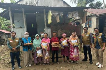 PLN UP3 Tolitoli dan YBM salurkan 70 paket sembako korban banjir