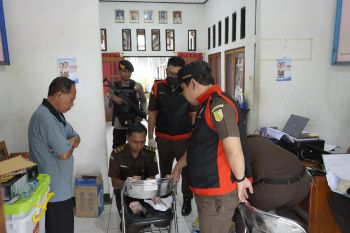 Kejari Flotim menyita 1.297 barang bukti saat geledah kantor BKPSDMD