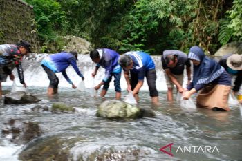 Temanggung tebar 10.000 ekor benih ikan di perairan umum Curug Titang