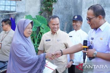 Pemkot Bukittinggi dan BPN Serahkan Sertipikat Tanah Pengganti korban kebakaran